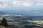 Vista del lago de Neuchâtel desde Le Suchet (14542955375) .jpg