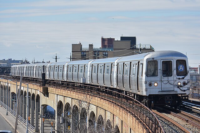 An R46 train on the A approaching Beach 60th Street