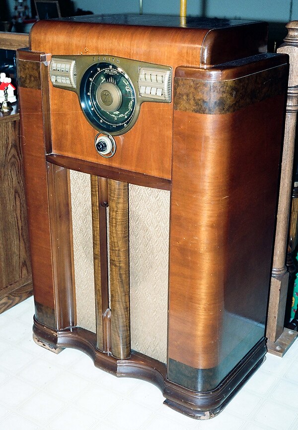 1938 Zenith Model 12-S vacuum-tube console radio, capable of picking up mediumwave and shortwave AM transmissions. "All Wave" receivers could also pic