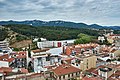 Escuela La Minerva y Parque Dalmau. Al fondo: Cerro de Llevant - Can Carreras. Más al fondo y en la derecha el Cerro de Montpalau.