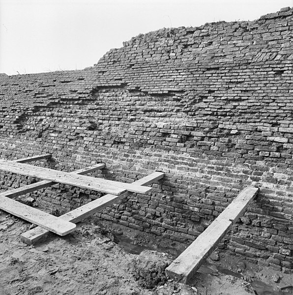 File:Walmuur, detail oostzijde langs de Linge tijdens restauratie - Asperen - 20025772 - RCE.jpg