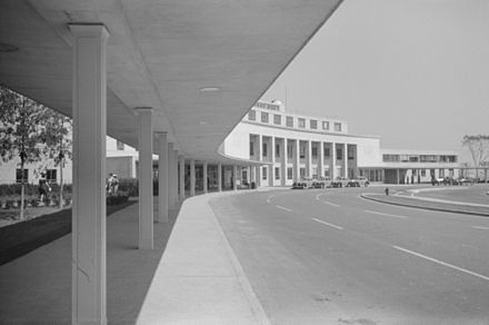 Terminal building in July 1941, shortly after it opened. Photograph by Jack Delano. Washington National Airport 1941 LOC fsa.8a36232.jpg