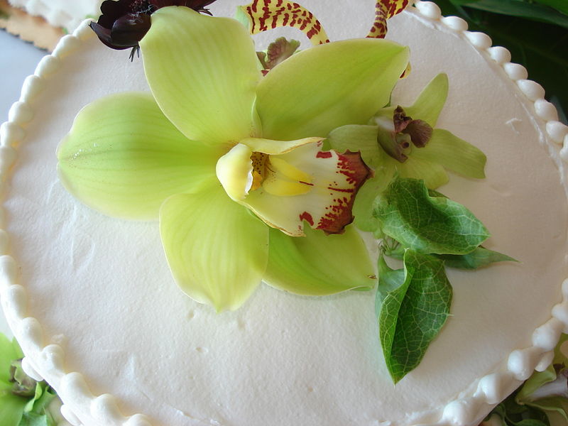 File:Wedding cake with orchid topper.jpg