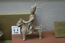 A funerary figurine with a mounting stirrup, dated AD 302, unearthed near Changsha. Western Jin cavalry with stirrup 302 AD.jpg