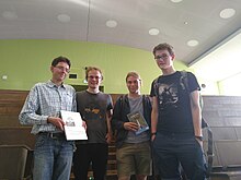 Gruppenfoto einiger Wikibookbeitragenden in einem Hörsaal der TU Dresden