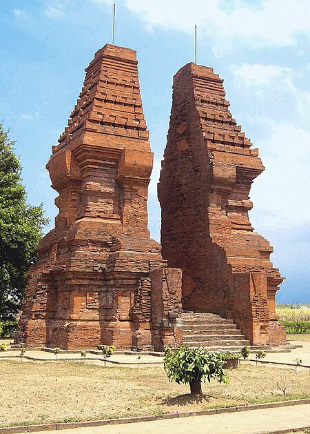 Tập_tin:Wringin_Lawang,_Trowulan.jpg