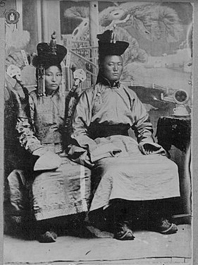 Yanjmaa (esquerra) amb el seu espòs Damdin Sükhbaatar, una de les figures més importants en la lluita per la independència de Mongòlia, el qual va morir el 1923