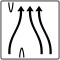 Zeichen 501–81 Überleitungstafel – ohne Gegenverkehr – dreistreifig, davon linker Fahrstreifen nach rechts übergeleitet und die beiden rechten Fahrstreifen nach links verschwenkt
