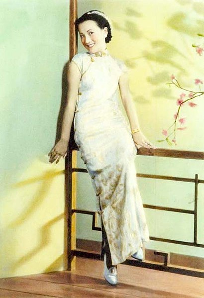 Zhou Xuan, the most notable singing star of the early Shanghai period.