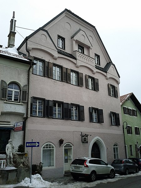 File:Zirl-Dorfplatz4.jpg