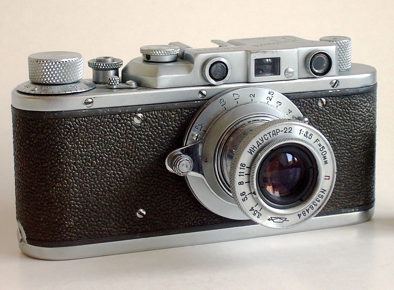 File:Zorki with Industar-22 f3,5-50mm.jpg - Wikimedia Commons