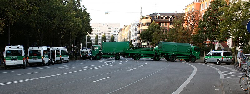 File:Zufahrtskontrolle Absperrung Oktoberfest München 2009.JPG