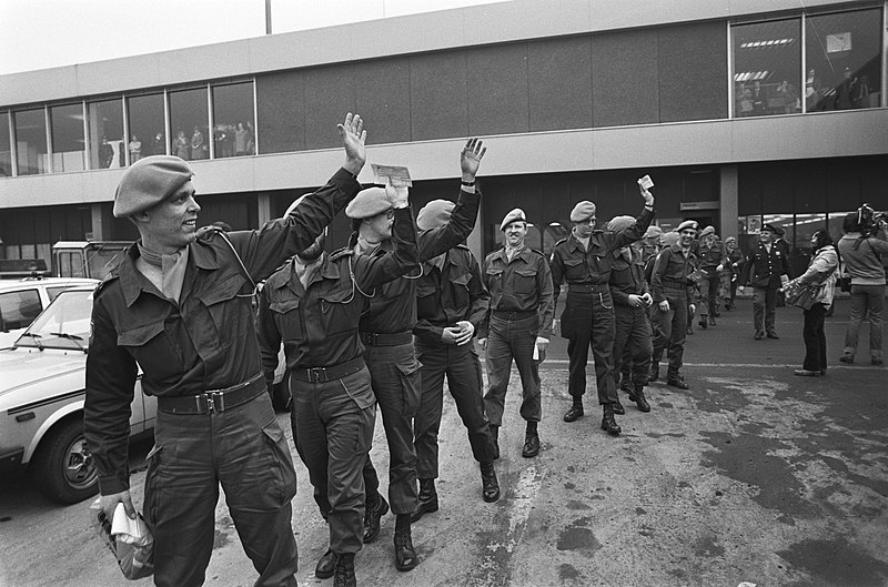 File:Zwaaiende Dutchbat militairen op weg naar het vliegtuig, Bestanddeelnr 930-1413.jpg