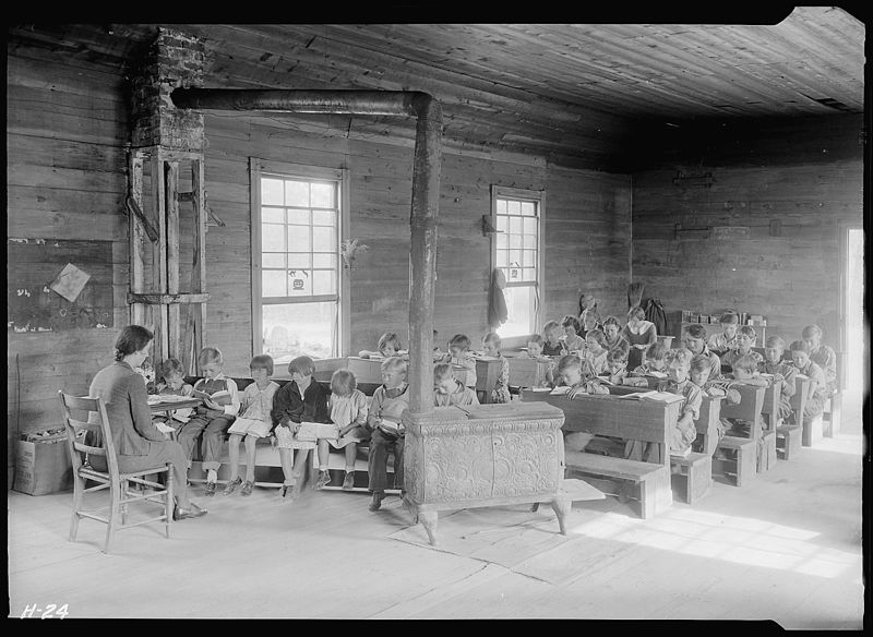 File:"Interior view of Oakdale School near Loyston, Tennessee. From 30 to 40 pupils usually attend." - NARA - 532648.jpg