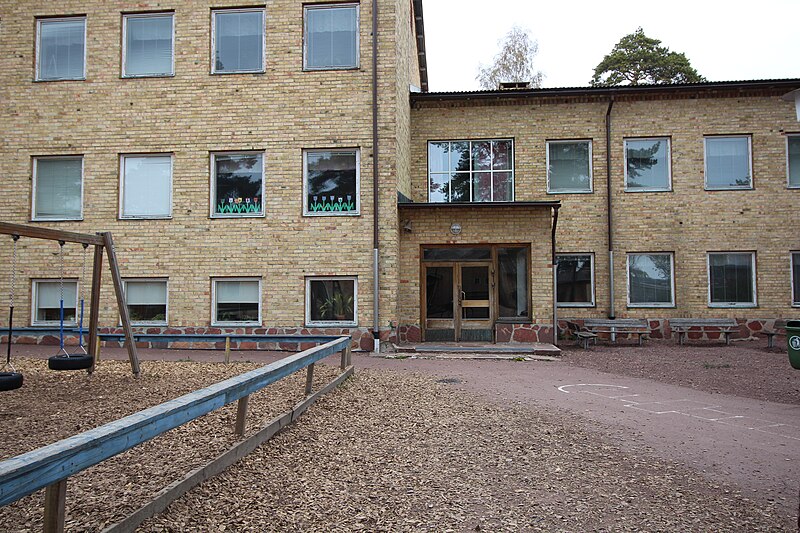 File:Övernäs skola Mariehamn May 2016 01.jpg