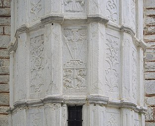 Διακοσμητικά στοιχεία στο ιερό του ναού του Ιωάννη του Προδρόμου, έργο του λιθοξόου Θεοδοσίου από τη Βράχα Αγράφων