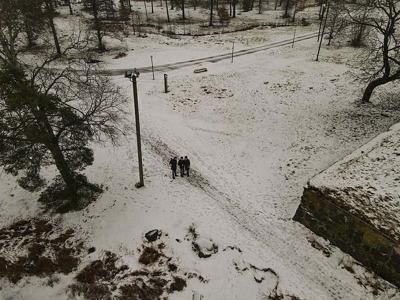 File:Викимедийцы у крепости Корела сверху зимой.jpg