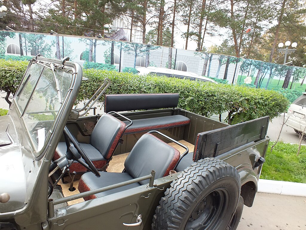 «Салон» автомобиля ГАЗ-69, две трёхместные «лавки» по бортам. Тент снят.