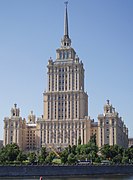 Hotel Ucrania (1953-1957), de Arkady Mordvinov y Vyacheslav Oltarzhevsky