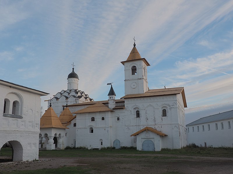 File:Корпус трапезный с церковью Покрова Пресвятой Богородицы.JPG