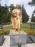 Миниатюра для Файл:Скульптура на братській могилі радянських воїнів с. Попільня.jpg