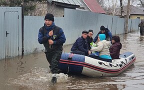 Эвакуация жителей на надувной лодке. 6 апреля