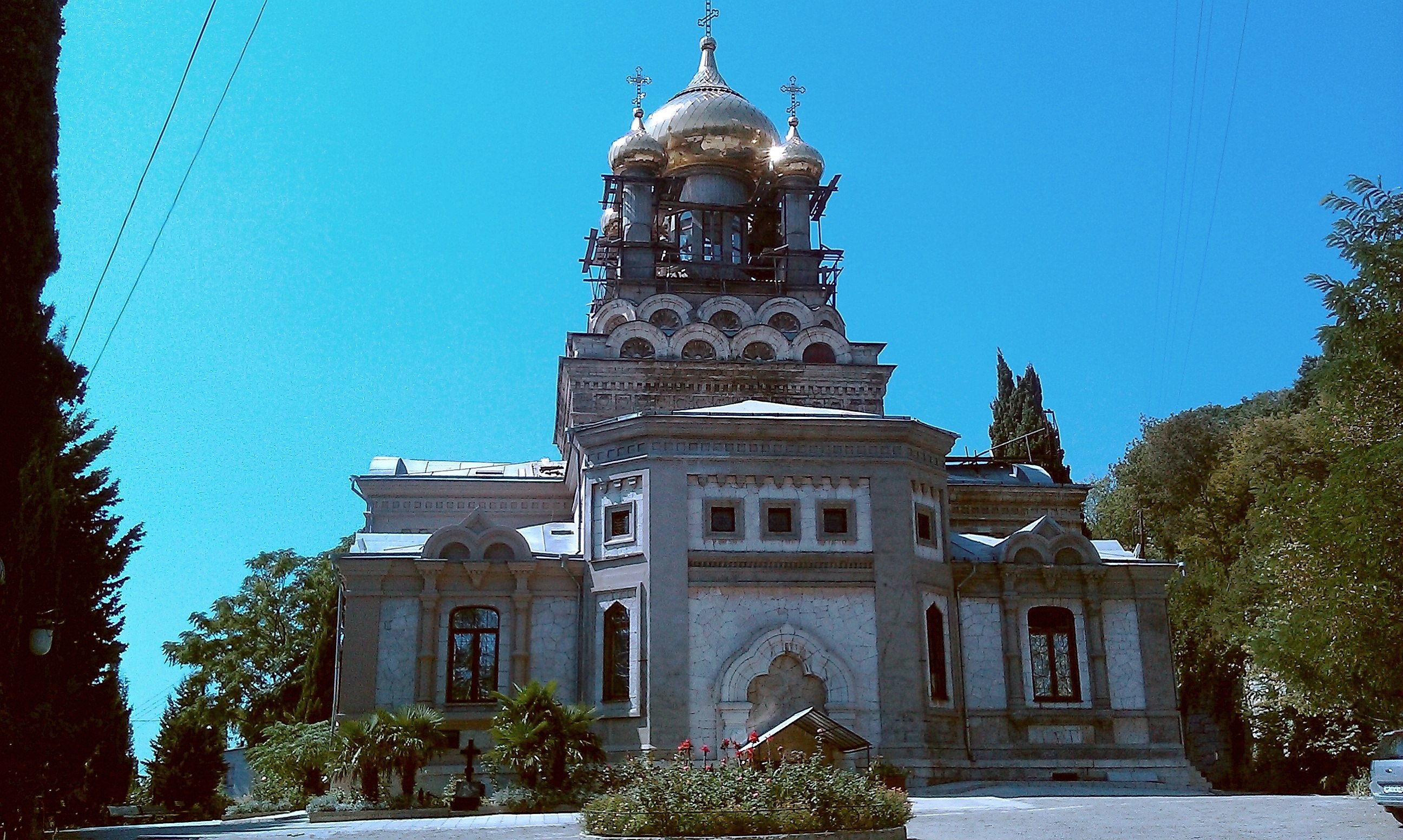 Храм архангела михаила в крыму. Храм Святого Архистратига Михаила (Алупка). Храм Архангела Михаила Крым Алупка. Алупка Крым храм Святого Михаила. Храм Воскресения Христова Алупка.