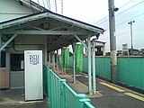 旧駅構内。駅舎手前の通路を通り跨線橋を上りホームへと行く（2006年6月）