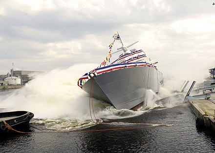 Как спускают корабли на воду. Спуск корабля. Корабль спускают на воду. Спуск корабля на воду. Корабль на воде.