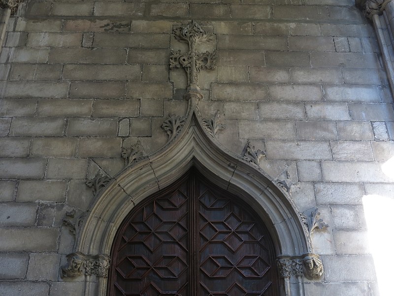 File:091 Catedral de Barcelona, claustre, portal de la nova sala capitular.jpg