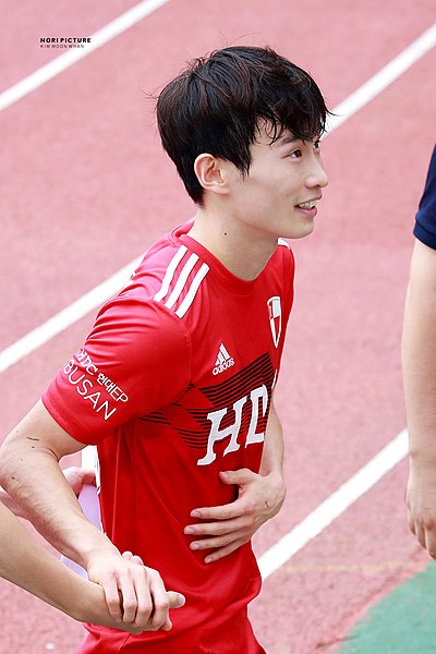 File:191005 부산 아이파크 VS 수원 FC, 김문환 10.jpg