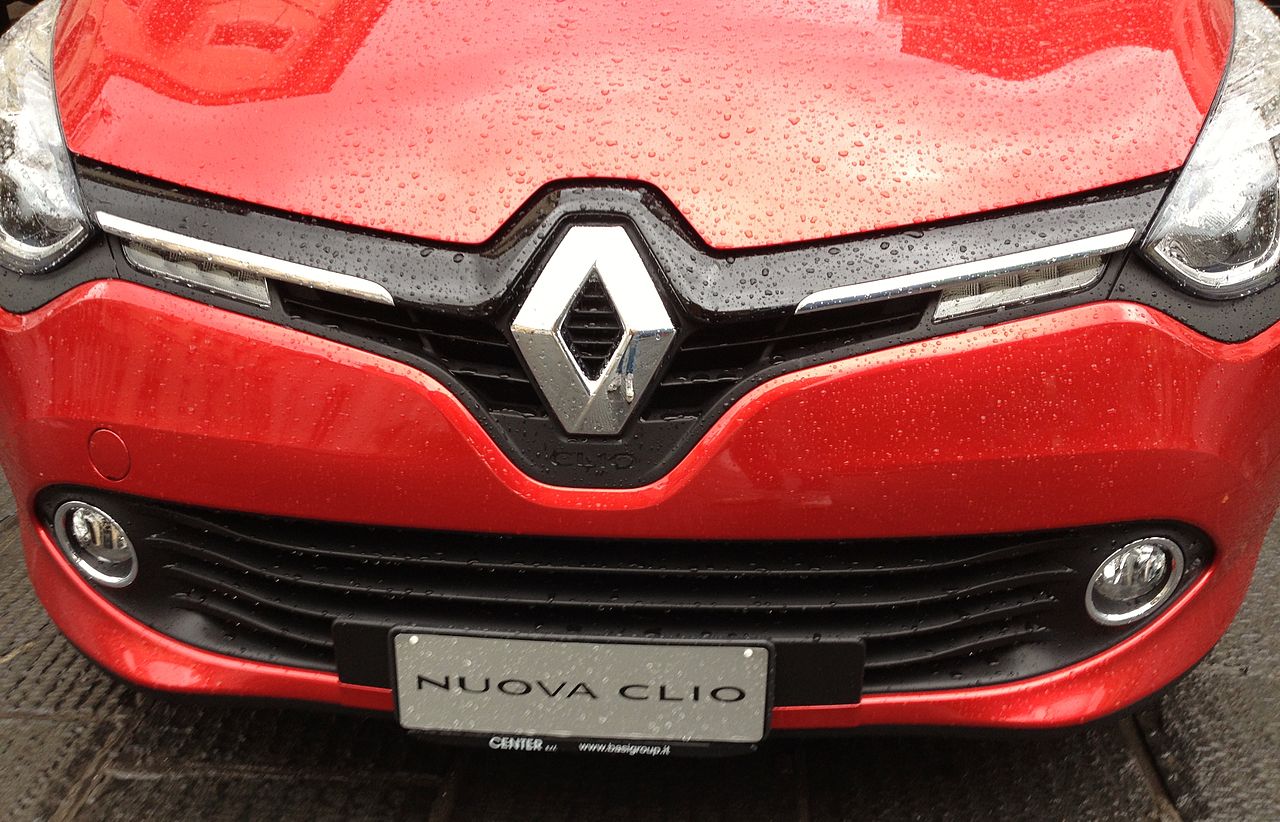 https://upload.wikimedia.org/wikipedia/commons/thumb/2/24/2012_Renault_Clio_IV_front_logo.JPG/1280px-2012_Renault_Clio_IV_front_logo.JPG