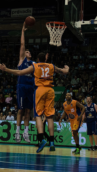 File:2015-03-01 Fraport Skyliners vs Mitteldeutscher BC 09 by Michael Frey.jpg