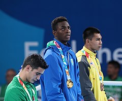 2018-10-17 Tinju kelas menengah Anak laki-laki' -75 kg pada 2018 Summer Youth Olympics – Kemenangan upacara (Martin Rulsch) 09.jpg