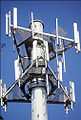 Панельные секторные антенны на мачте базовой станции сотовой связи.