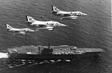 Bordflugzeuge vom Typ Douglas A-4C überfliegen die America (1966)
