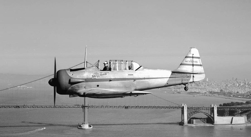 File:AT-6A over Golden Gate Bridge 1947 (4776002083).jpg