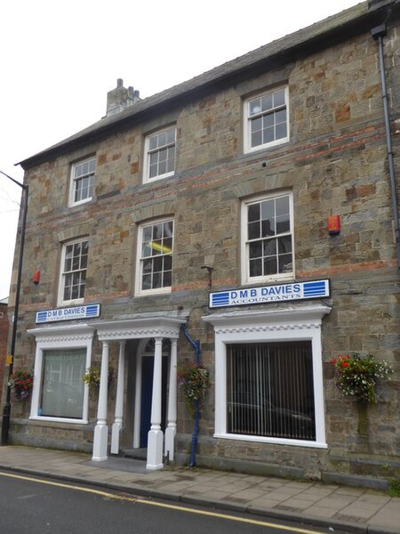 File:Accountants in Priory Street - geograph.org.uk - 6273375.jpg