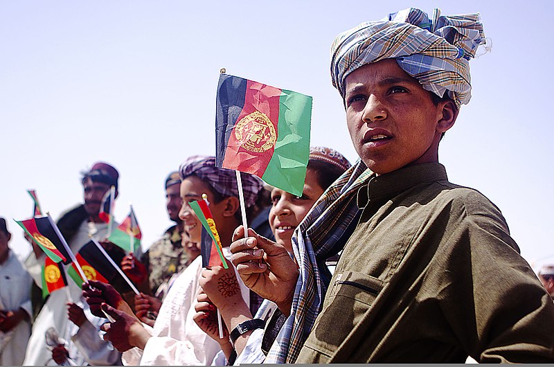 Plik:Afghan children wave flags during a celebration of the Islamic religious holiday of Eid al-Fitr in the Garmsir district of Helmand province, Afghanistan, Aug 110831-M-ED643-010.jpg