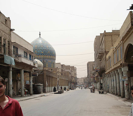 Carrer Al Rasheed, la cúpula de la mesquita d'Hayder Khana a l'esquerra