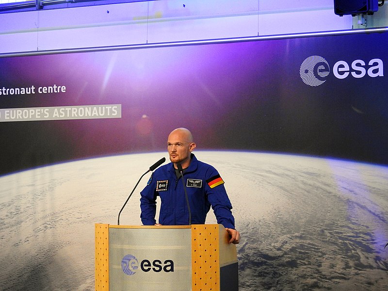 File:Alexander Gerst presenting his 'Horizons' mission ESA378104.jpg