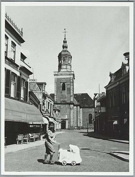 File:Almelo Moeder met kinderwagen steekt de Kerkstraat over, SFA001002372 01.jpg