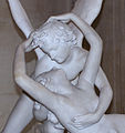 Antonio Canova: Psykhe virkoaa rakkauden suudelmasta (1793). Roomalaisen kirjailijan Apuleiuksen 100-luvulla kirjoittamassa tarinassa Amor herättää Psykhen uinuvan rakkauden tavalla, jota taiteessa on myöhemmin kuvattu suudelmana.[63]