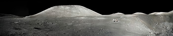 Panorama pris par Cernan au cours de la mission Apollo 17 près de la station 4 : à droite le cratère Shorty et dans le fond à une distance de 6 km la montagne Family.