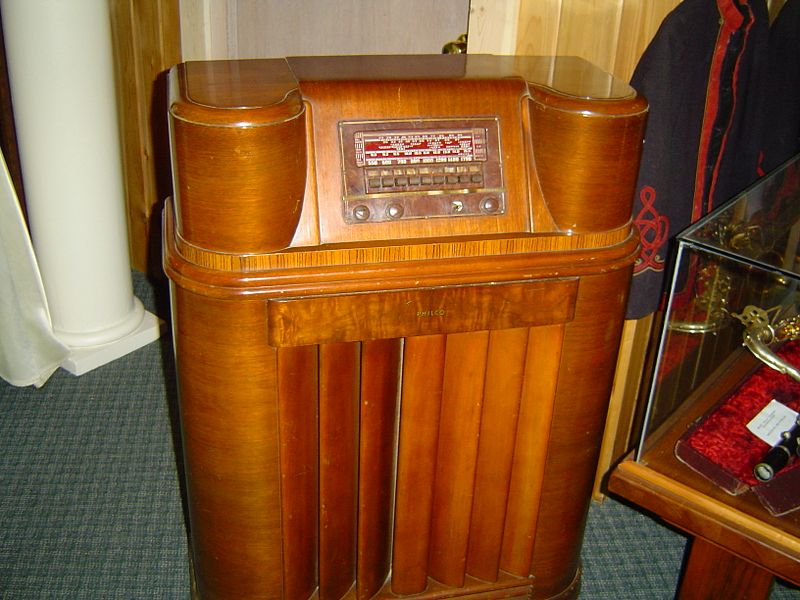 File:Antique radio at WPV.jpg