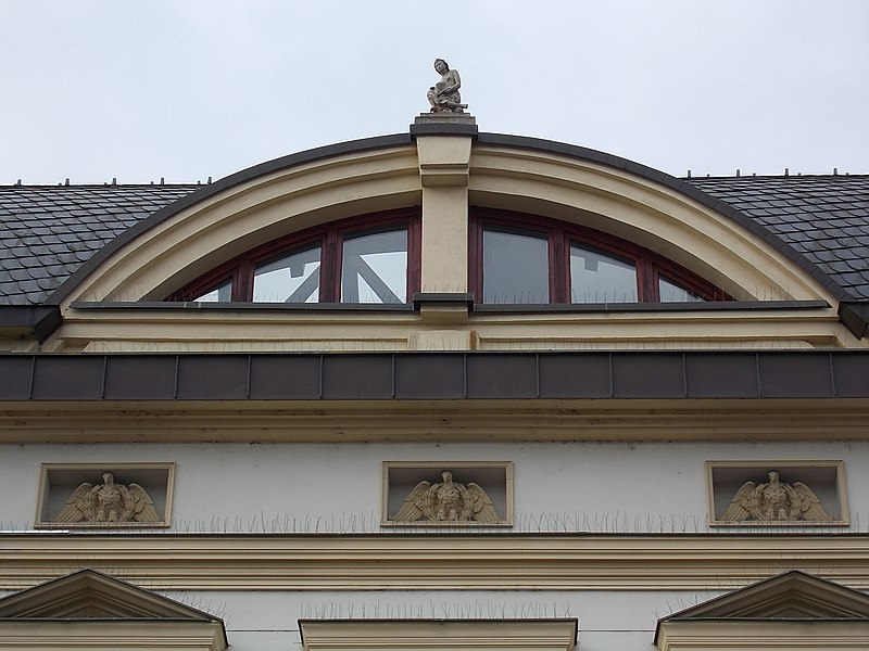 File:Arched roof window. - 25 II. János Pál pápa Sq., 2016 Józsefváros.jpg