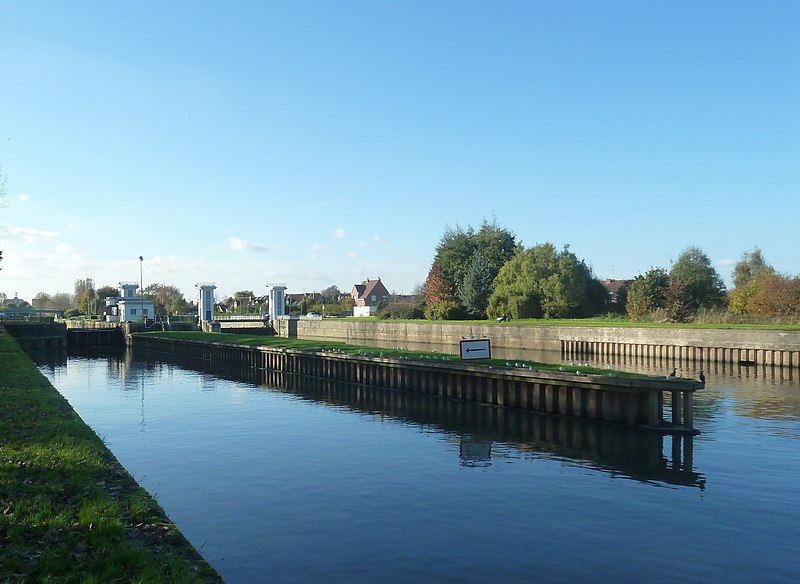 File:Armentières.- l'écluse sur la Lys.JPG