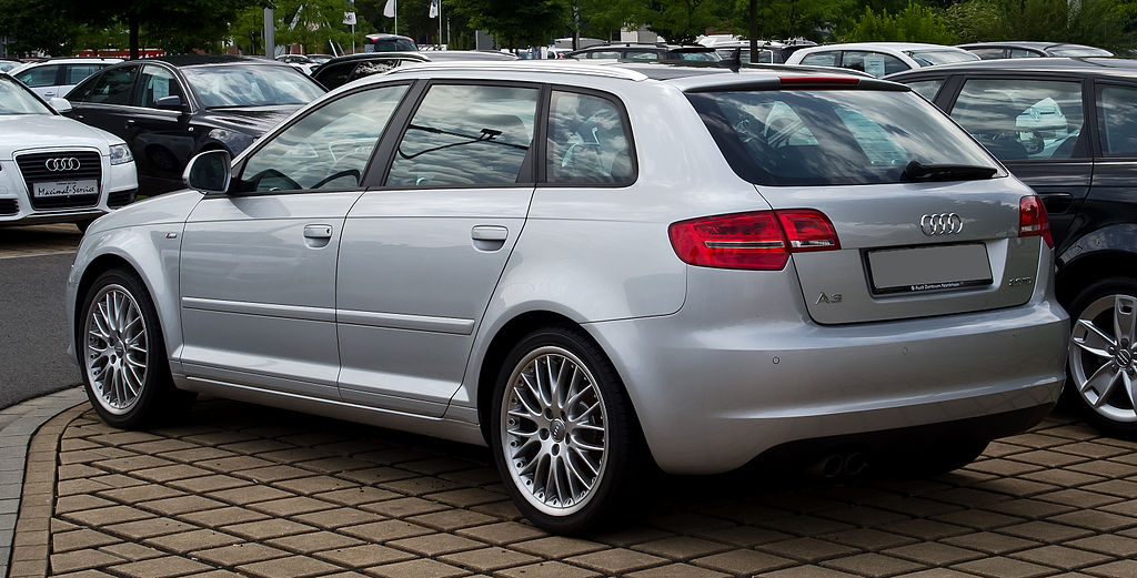 Archivo:Audi A3 8P Ambition S-Line 2.0 TDI Lavagrau Facelift.JPG