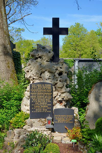 File:Bayern, Würzburg, Hauptfriedhof NIK 5444.jpg