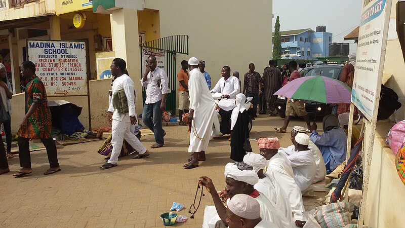 File:Beggers madina ghana mosque entrance.jpg